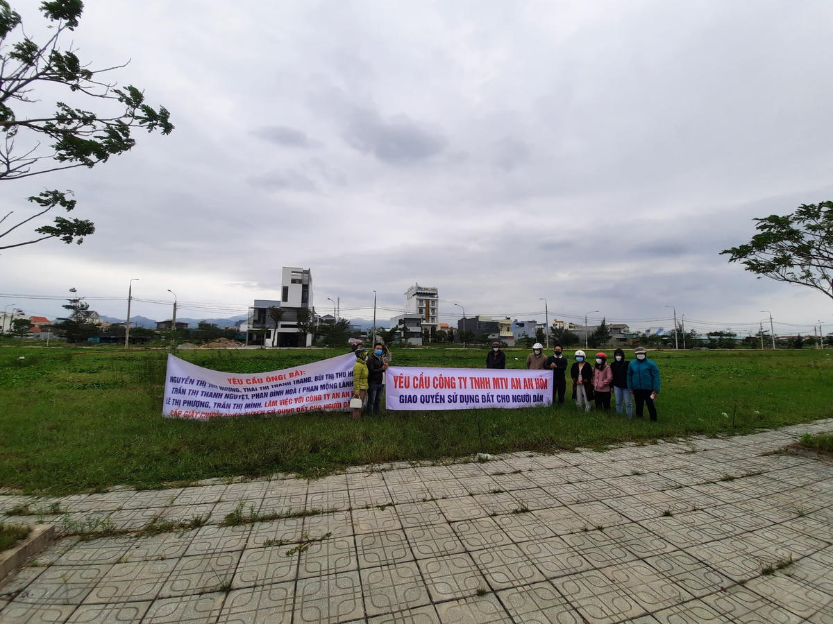 Người dân kéo đến dự án treo băng rôn khẩu hiệu đòi sổ đỏ.