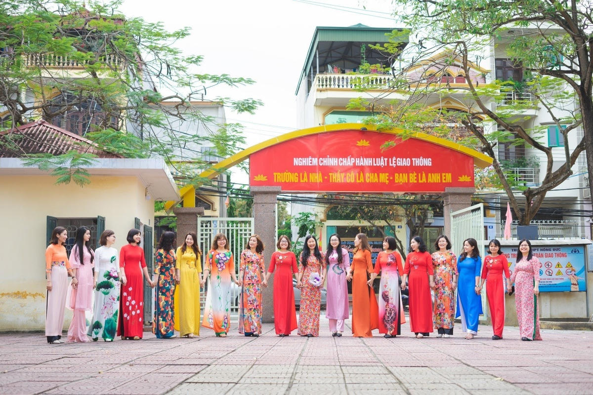 Các cô giáo trường THPT Hồng Đức (TP Uông Bí) duyên dáng trong tà áo dài truyền thống.