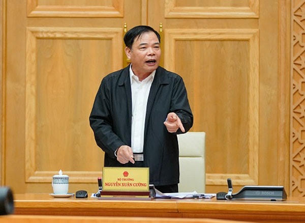 Bộ trưởng Bộ NN&PTNT Nguyễn Xuân Cường báo cáo thêm tại phiên họp. Ảnh: VGP/Quang Hiếu.