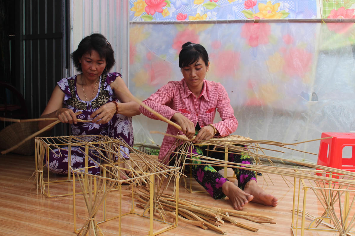 Chị Lê Thị Nga (bìa phải) tích cực lao động phấn đấu thoát nghèo.