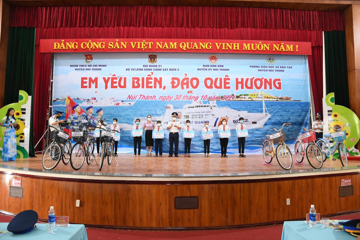 Thượng tá Trương Bá Long trao xe đạp cho các em học sinh.