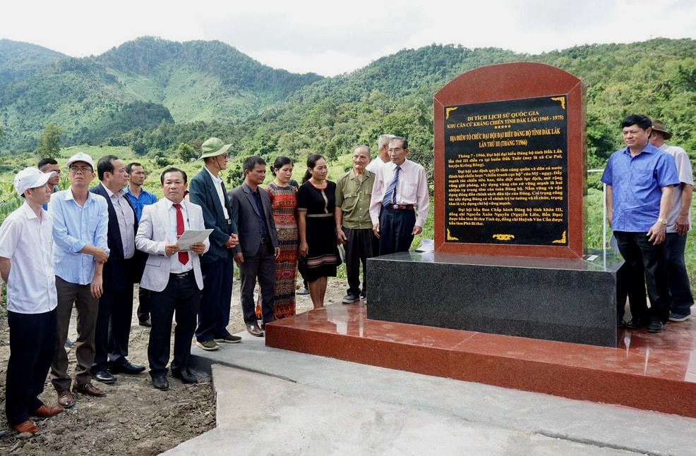 Bia di tích lịch sử quốc gia tại buôn Đắk Tuôr, xã Cư Pui.
