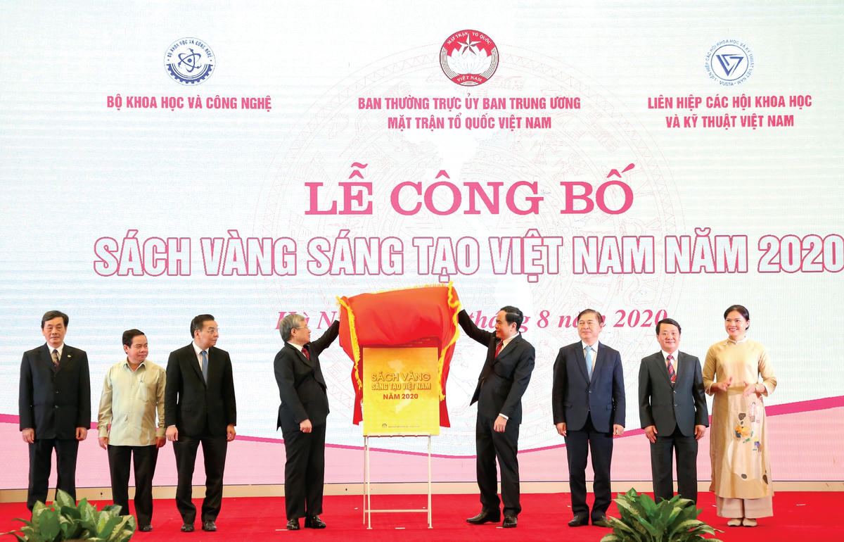 Thường trực Ban Bí thư Trần Quốc Vượng; Chủ tịch UBTƯ MTTQ Việt Nam Trần Thanh Mẫn thực hiện nghi thức công bố Sách vàng Sáng tạo Việt Nam năm 2020.  