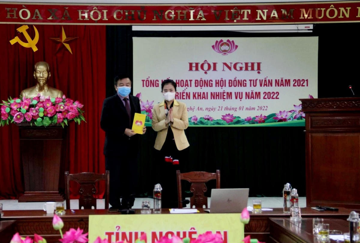 Chủ tịch Ủy ban MTTQ Việt Nam tỉnh Nghệ An trao quà hỗ trợ cho thành viên HĐTV gặp sự cố trong cuộc sống.