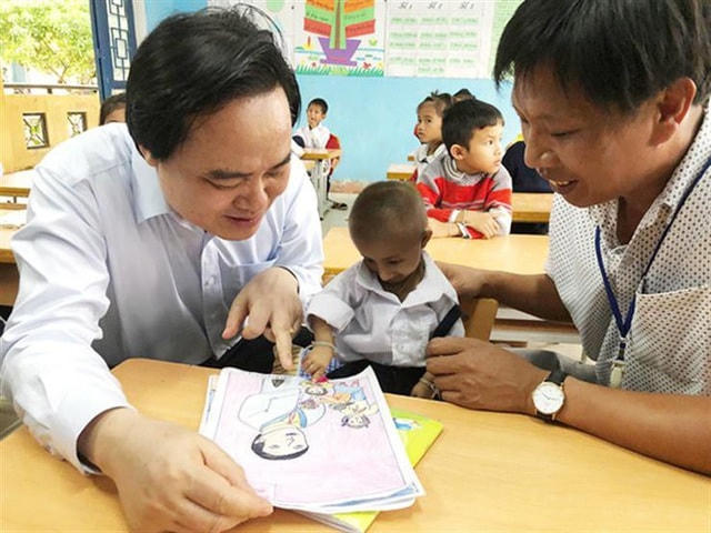 Bộ trưởng Phùng Xuân Nhạ thăm cậu bé Đinh Văn K'Rể ,năm 2018.