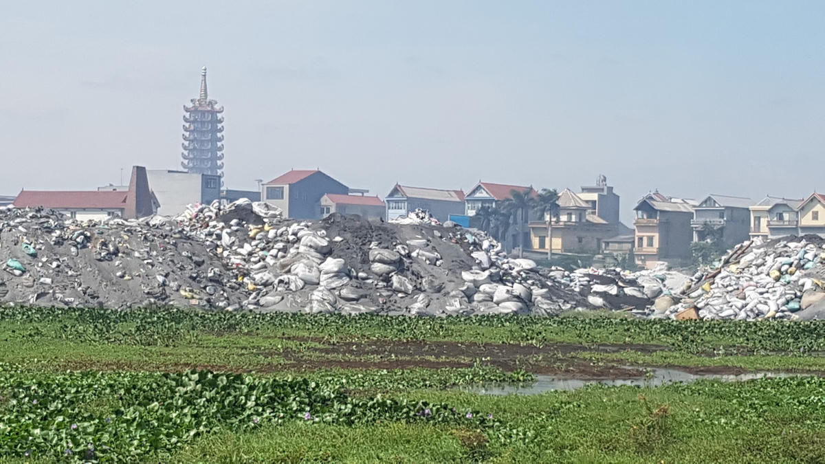 Chất thải rắn thẩm thấu làm ảnh hưởng nghiêm trọng mạch nước ngầm làng nghề. Ảnh: Nam Anh. 