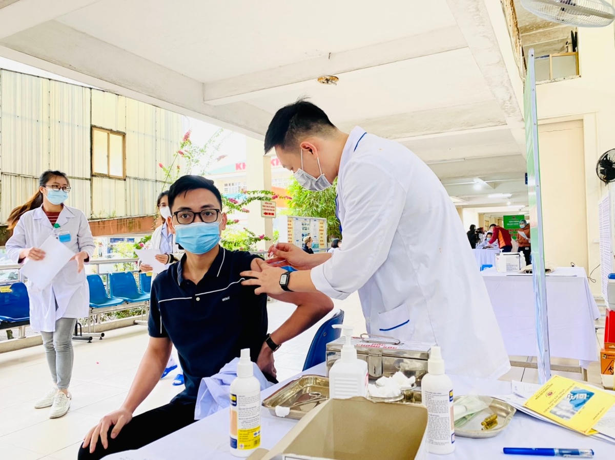 Ngành Y tế tỉnh Quảng Ninh thực hiện tiêm vaccine phòng Covid-19 mũi 3 cho người dân.