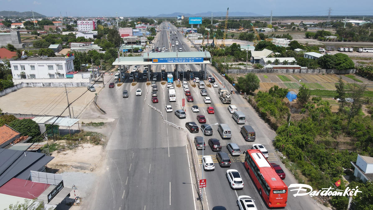 Trạm thu phí số 3, trên Quốc lộ 51 hướng về Bà Rịa Vũng Tàu đông đúc xe cộ du lịch dịp lễ 30/4 và 1/5 - Ảnh: Hữu Vinh.