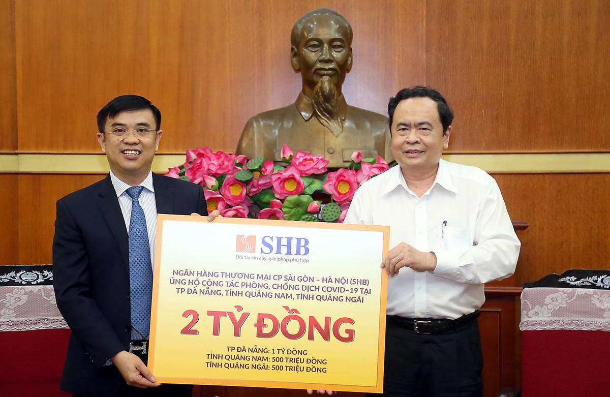 Chủ tịch Trần Thanh Mẫn tiếp nhận ủng hộ từ Ngân hàng TMCP Sài Gòn - Hà Nội SHB. Ảnh: Kỳ Anh.