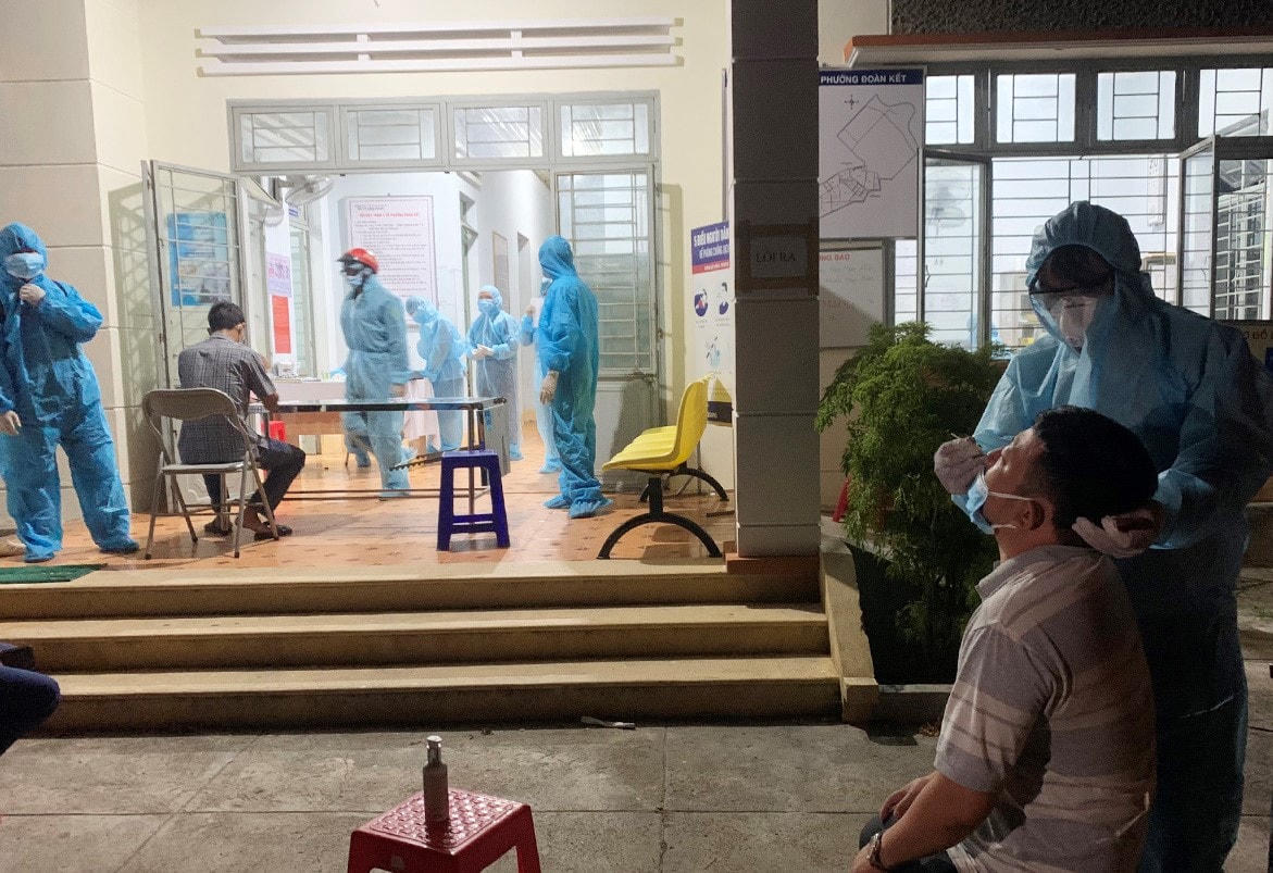 Lấy mẫu xét nghiệm sàng lọc SARS-CoV-2 cho người dân tại thị xã Ayun Pa, tỉnh Gia Lai.