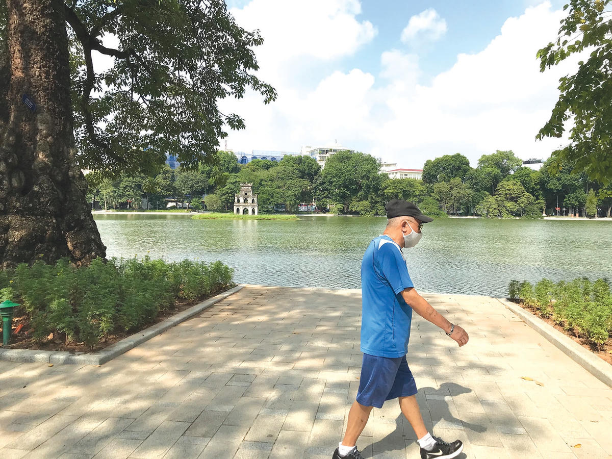 Sau gần 2 tháng ở nhà tránh dịch, được đi bộ quanh Hồ Gươm là mong mỏi của nhiều người cao tuổi.