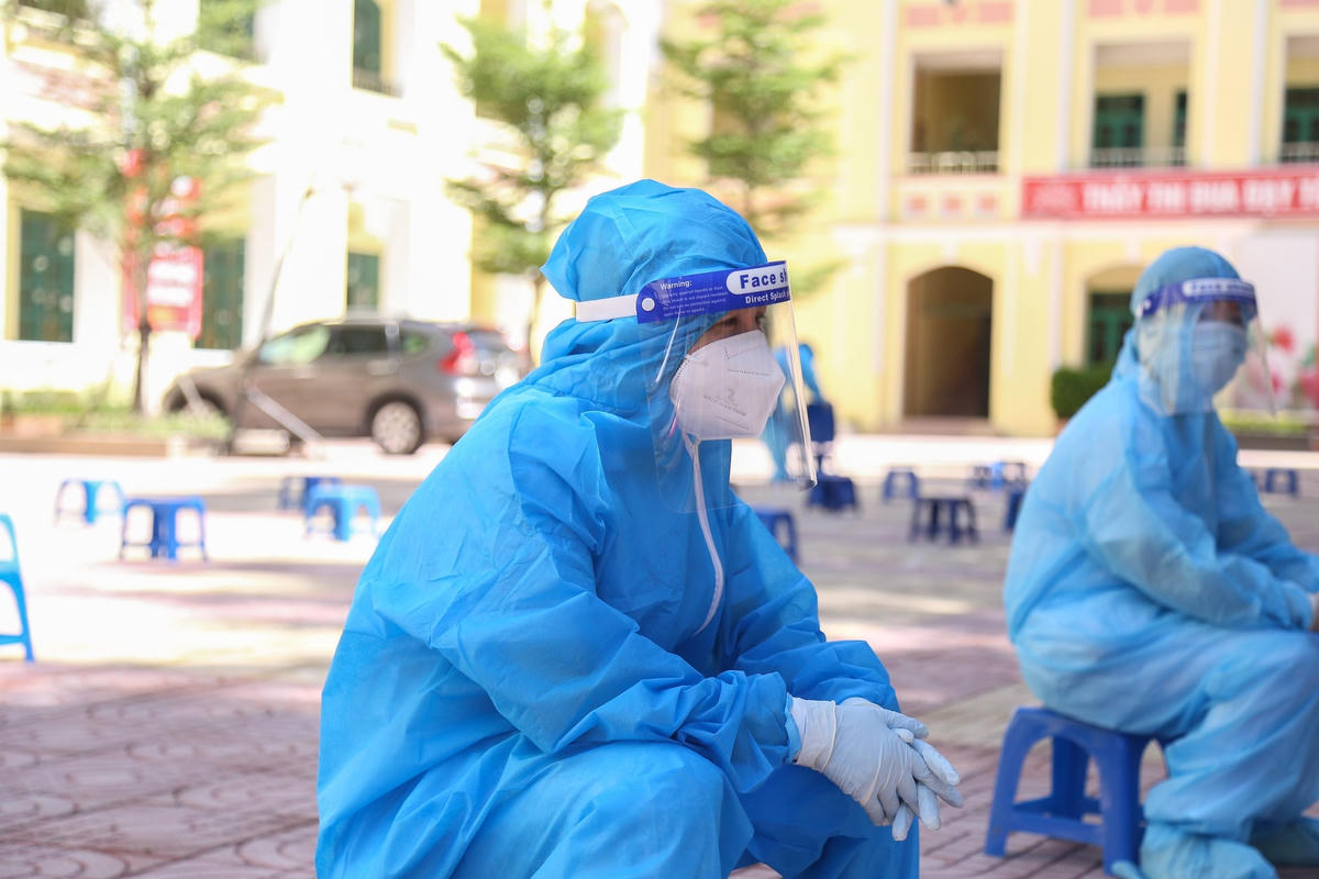  Nhân viên y tế chuẩn bị lấy mẫu xét nghiệm. 