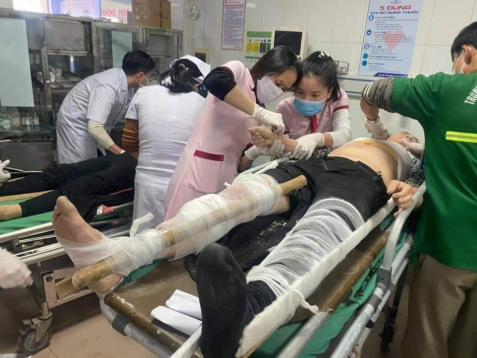 Đội ngũ y bác sĩ tích cực sơ cứu cho các nạn nhân.