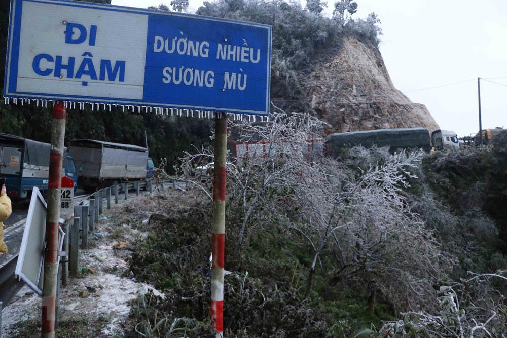 Các phương tiện không thể di chuyển tại đoạn đèo Ô Quy Hồ thuộc địa phận tỉnh Lai Châu đi Sa Pa do mặt đường đóng băng. (Ảnh: Nguyễn Oanh/TTXVN).
