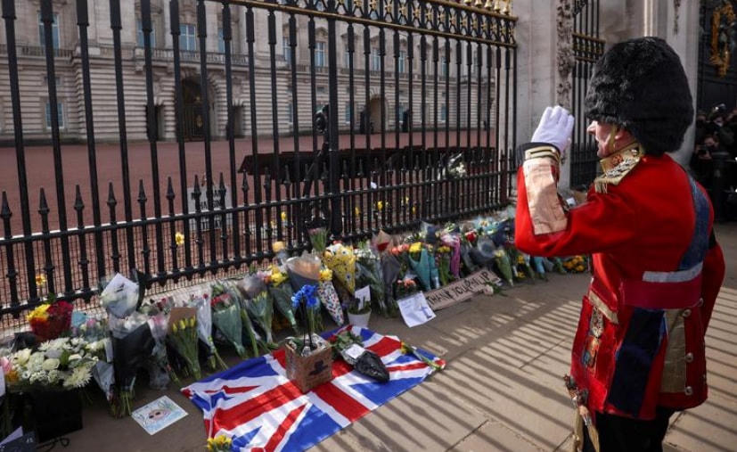 Một người đàn ông mặc Quân phục Hoàng gia bày tỏ sự tiếc thương trước Cung điện Buckingham, ngày 9/4/2021.  