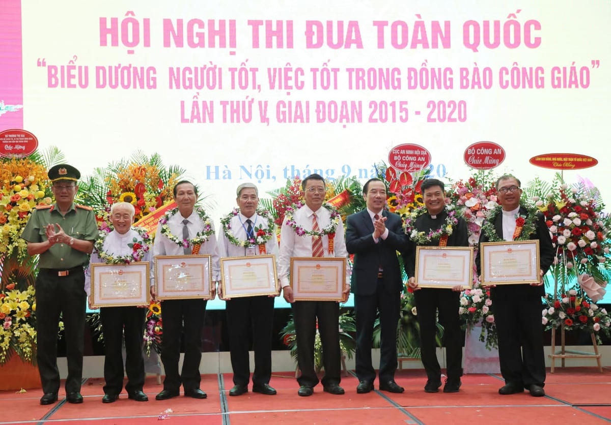 Phó Chủ tịch UBTƯ MTTQ Việt Nam Ngô Sách Thực trao những phần thưởng cao quý.