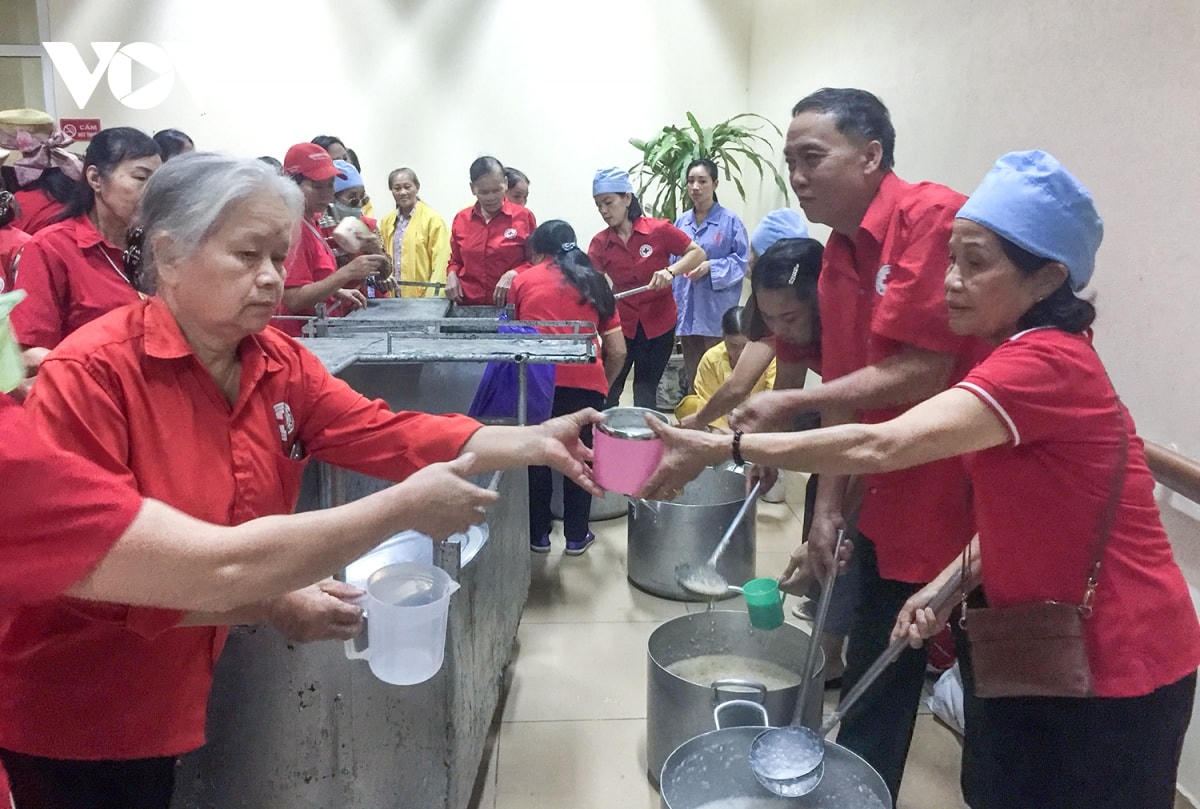 Hoạt động Nồi cháo nhân đạo đã phát hơn 900.000 suất cháo cho bệnh nhân tại BV Việt Nam - Thụy Điển Uông Bí những năm qua (hình ảnh trước ngày 27/4).