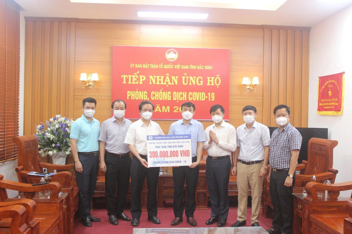Ban Thường trực Ủy ban MTTQ Việt Nam tỉnh Bắc Ninh tiếp nhận ủng hộ phòng chống dịch Covid-19.