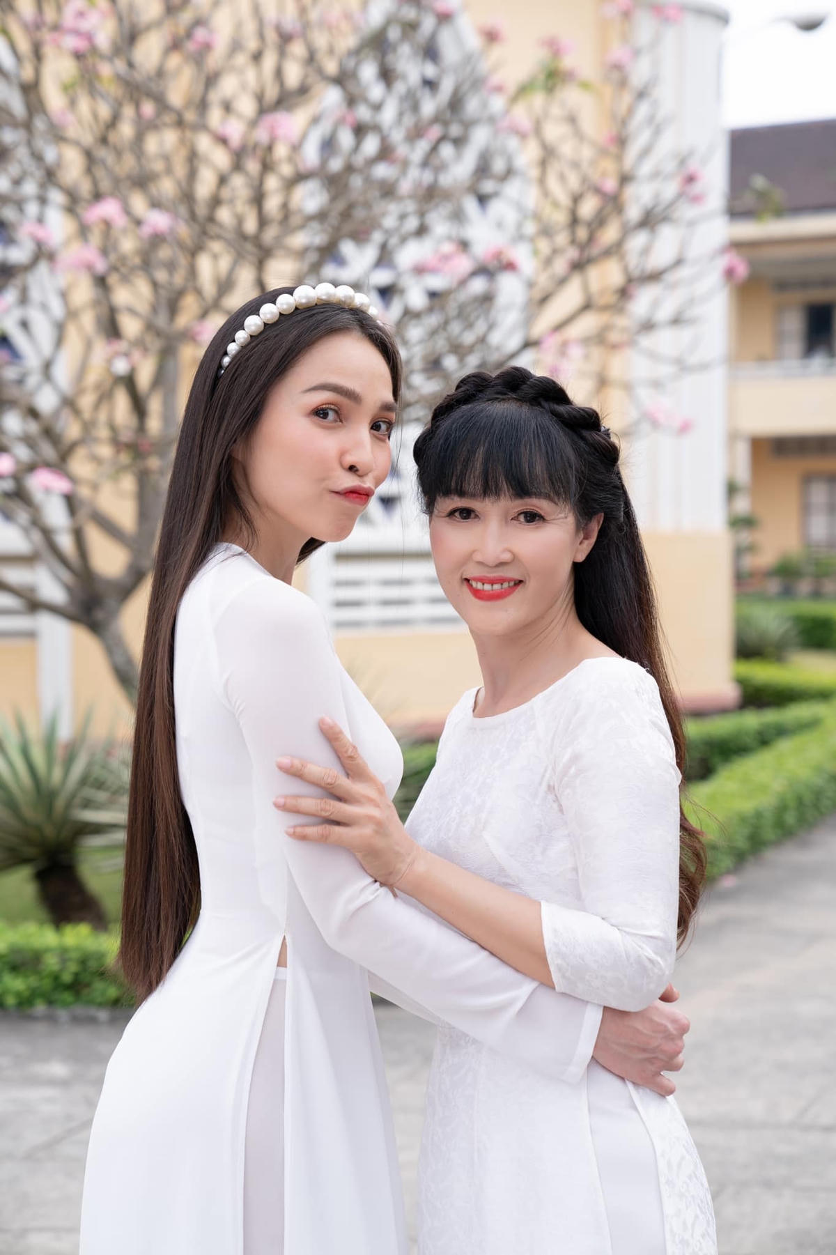 Ca sĩ Hiền Thục dành ngày Valentine cho chị gái. "Đây là Hồng Nhan Tri Kỉ của mình, để có người chị xinh đẹp dịu dàng thế, hẳn mình phải tu hạnh ở kiếp trước. Sự sinh sản của Mẹ không phải là tình cờ, phải qua dày phước báo mới có duyên hạnh ngộ", Hiền Thục bày tỏ.