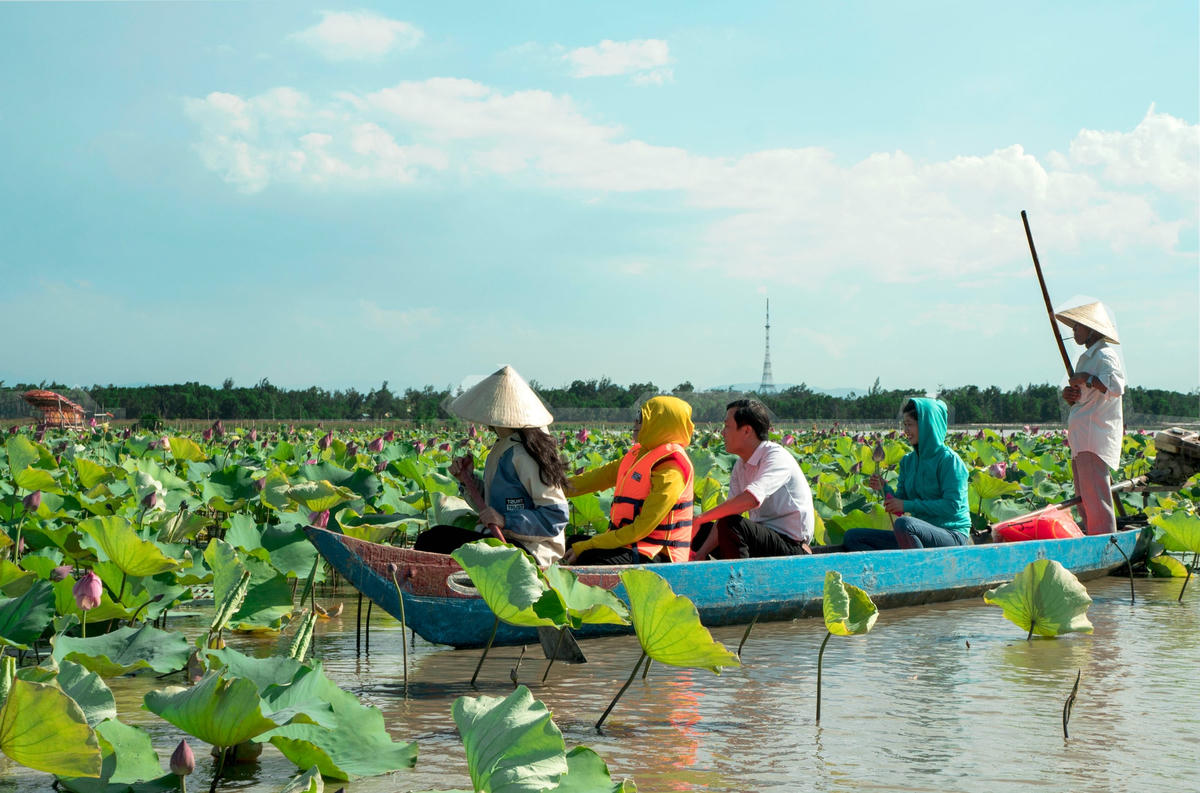 Khách tham quan sông Đầm.