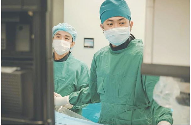 Bác sĩ Huỳnh Hữu Danh xử trí túi phình mạch não tránh nguy cơ vỡ, xuất huyết và đột quỵ cho bệnh nhi. (Nguồn: Sưu tầm)