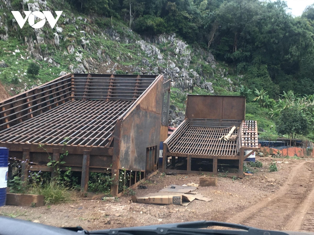 Máy sàng đãi vàng đặt cạnh nhà một hộ dân trong bản.  