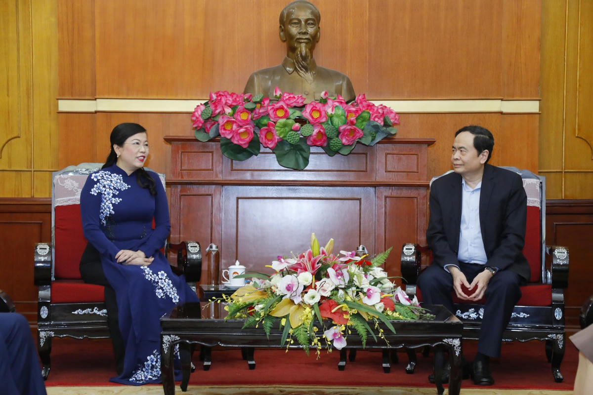 Chủ tịch Trần Thanh Mẫn trao đổi với Bí thư Tỉnh ủy Thái Nguyên Nguyễn Thanh Hải.