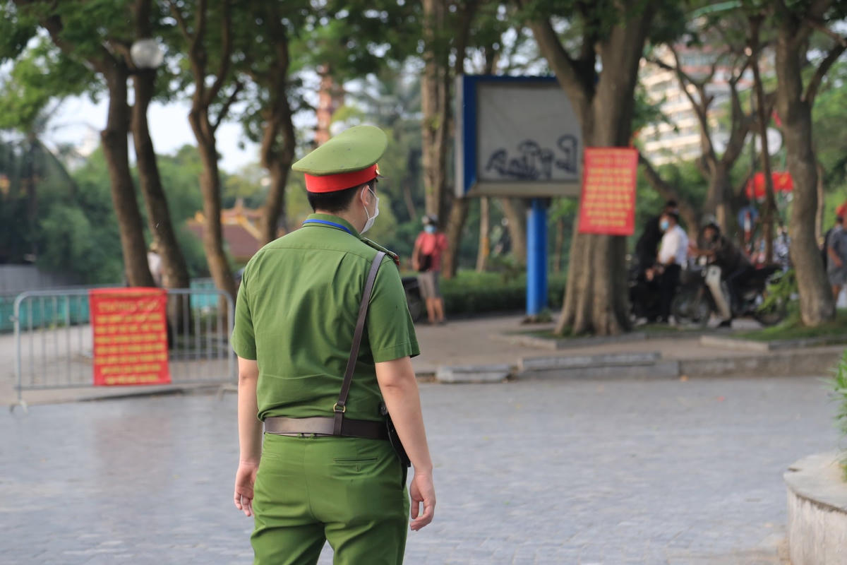 Lực lượng chức năng cũng bố trí các xe tuyên truyền lưu động, có loa phóng thanh và khi phát hiện có dấu hiệu tụ tập đông người ở khu vực vườn hoa, các cán bộ Công an sẽ ngay lập tức có mặt để tuyên truyền nhắc nhở người dân.