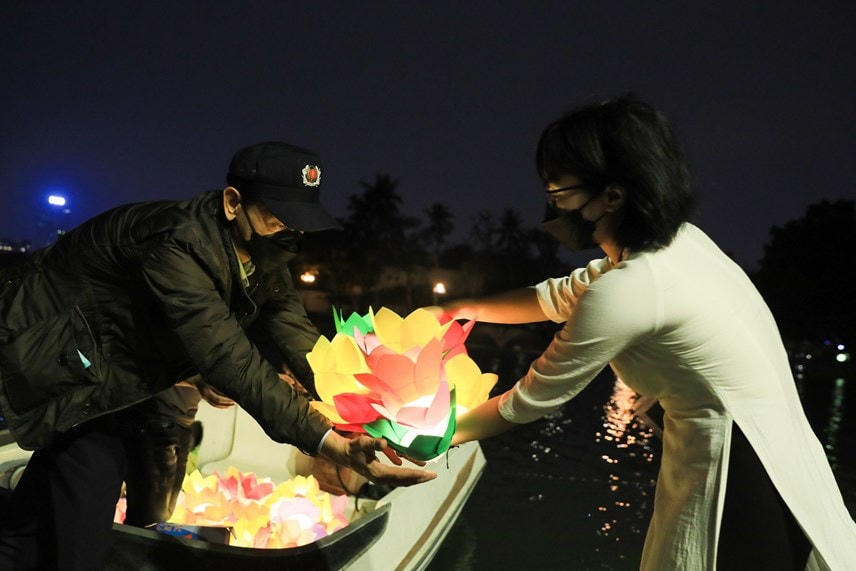 [ẢNH] Lắng đọng trong ánh hoa đăng