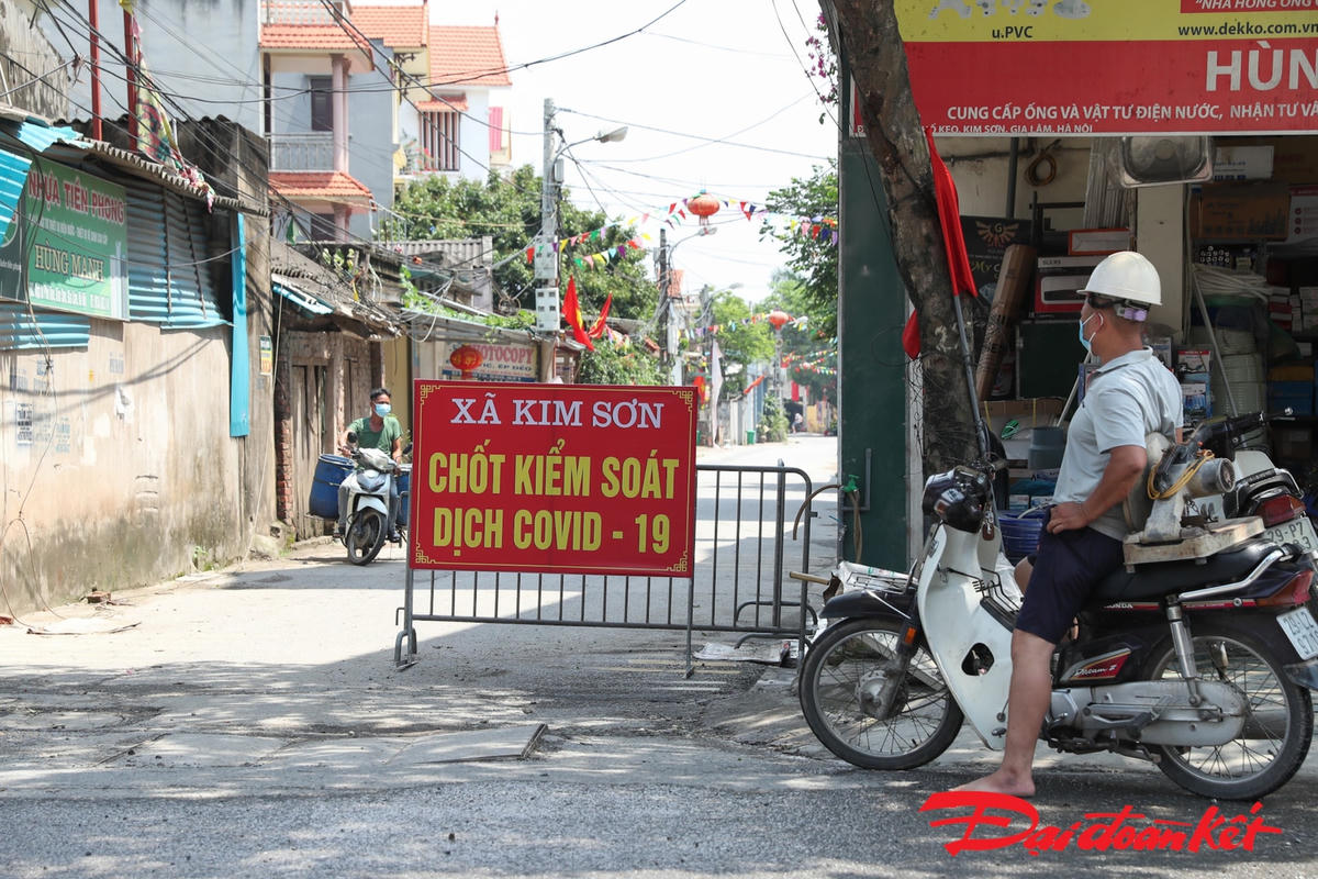 Các chốt kiểm dịch dựng rào chắn, biển kiểm soát đầy đủ. Ảnh: Quang Vinh. 