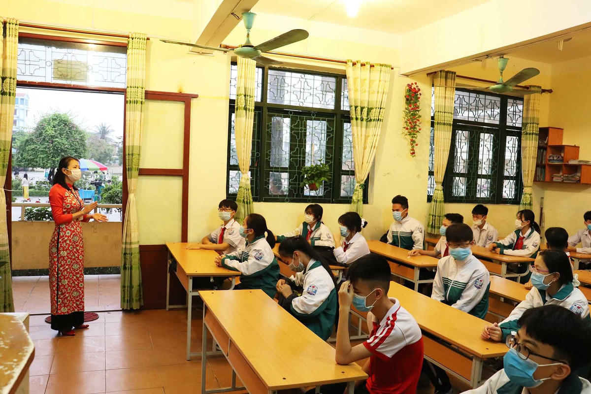 Trước giờ học các em học sinh cũng đã được giáo viên chủ nhiệm phổ biến thực hiện nghiêm các quy định phòng dịch trong quá trình học tập.