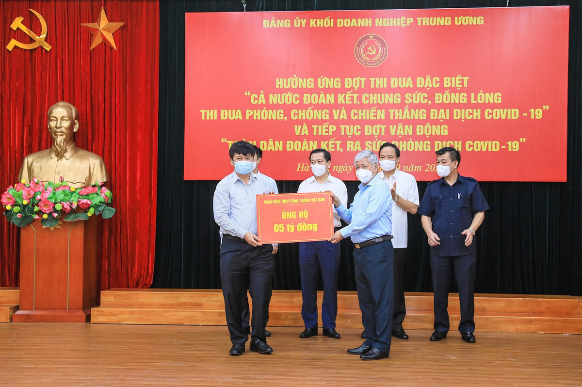 Bí thư Trung ương Đảng, Chủ tịch UBTƯ MTTQ Việt Nam Đỗ Văn Chiến tiếp nhận ủng hộ từ Ngân hàng TMCP Công thương Việt Nam.