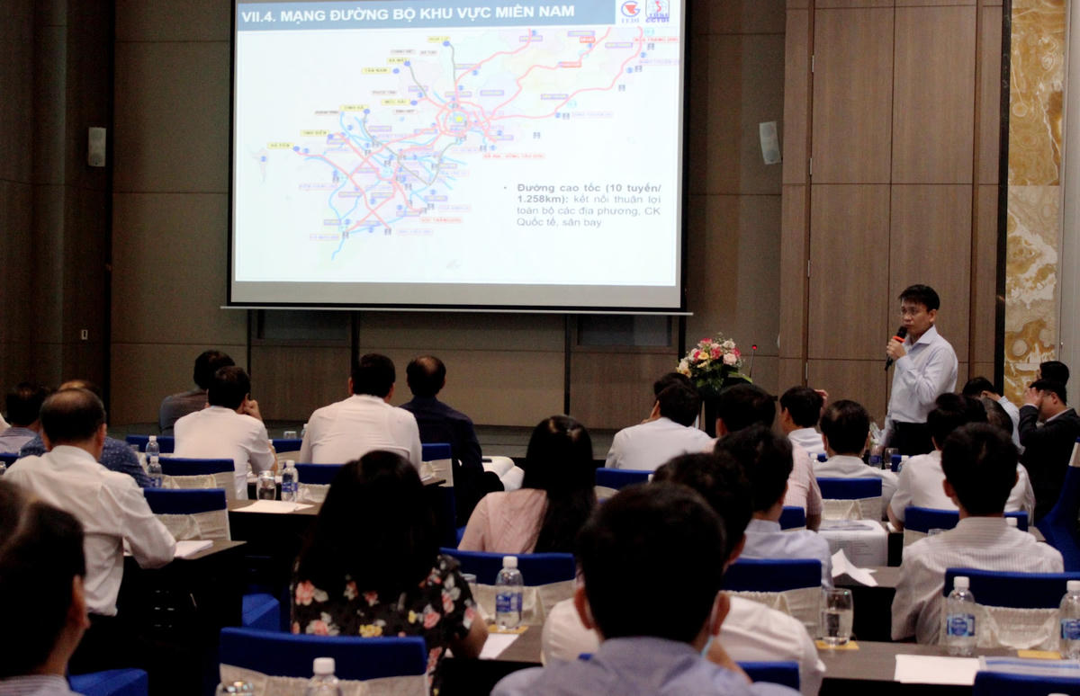 Đại biểu nghe về mạng lưới giao thông đường bộ khu vực Miền Nam.