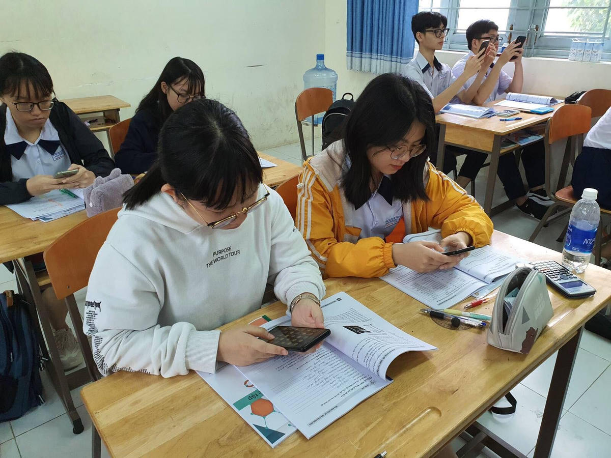 Học sinh TPHCM sử dụng điện thoại trong giờ kiểm tra giữa kỳ năm học 2019-2020. Ảnh minh họa.