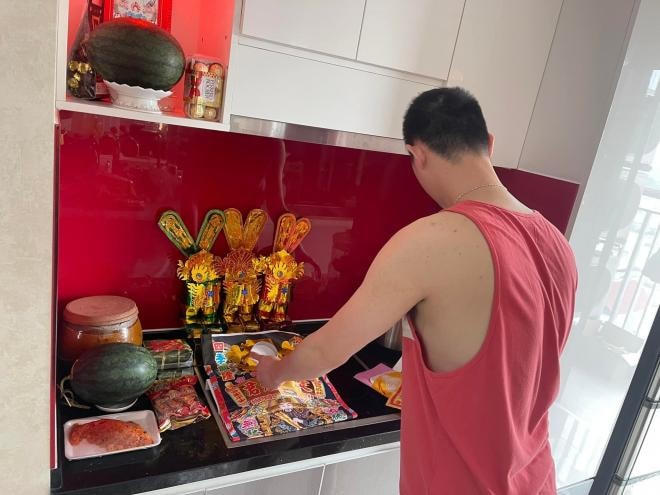 Giúp việc nghỉ làm sớm nên Trang Trần được ông xã phụ làm lễ cúng ông Công ông Táo. Mâm cỗ cúng của gia đình Trang Trần gồm xôi gấc hình cá, bánh chưng, dưa hấu, kẹo.