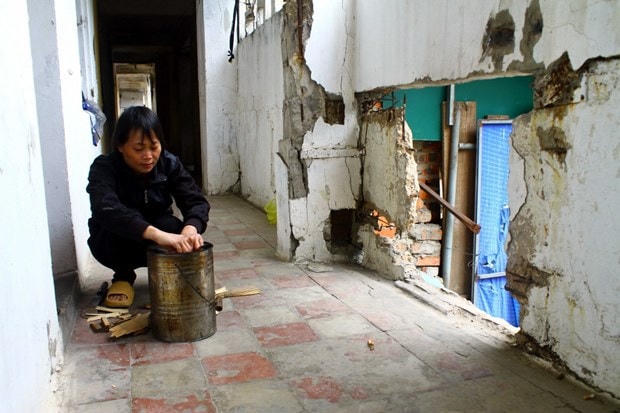 Hiện nhiều hộ gia đình ở tầng 1 và tầng 2 của chung cư Quang Trung vẫn sinh hoạt bình thường và khồng chịu di dời. Ảnh: TTXVN.  