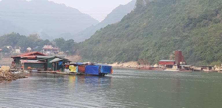 Tàu cát của ông Dũng (xóm 1, Nông Tiến) hiên ngang khai thác nơi bờ sông đã được xây kè, tạo cảnh quan, cách đền cổ Mẫu Thượng khoảng hơn trăm mét.