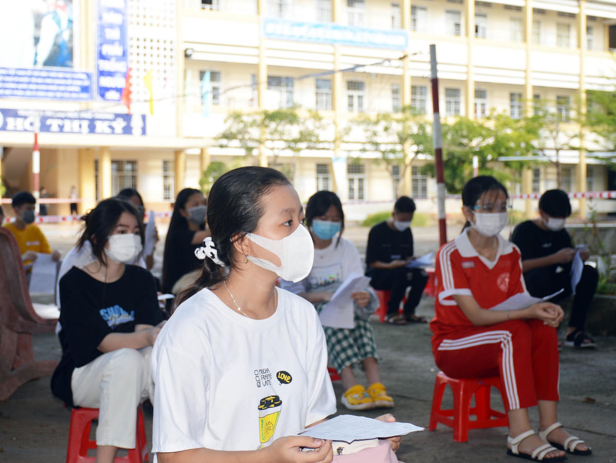 Học sinh trường THPT Hồ Thị Kỷ đến tiêm vaccine