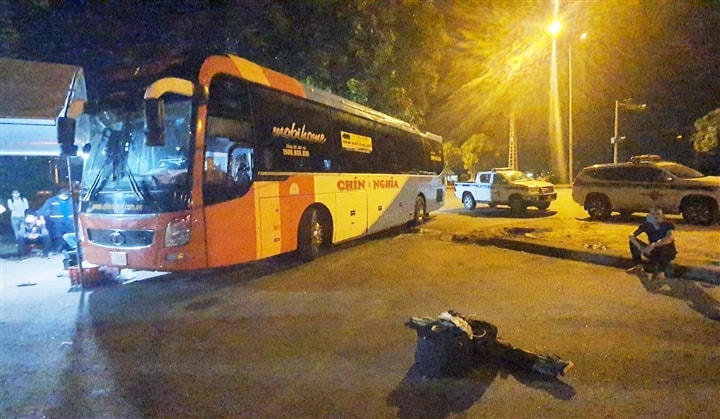 Xe khách BKS 76B-010.22 của nhà xe Chín Nghĩa (Quảng Ngãi) tại chốt kiểm soát phòng, chống dịch Covid-19 cửa ngõ phía Nam Đà Nẵng. Ảnh: CSGT Đà Nẵng.