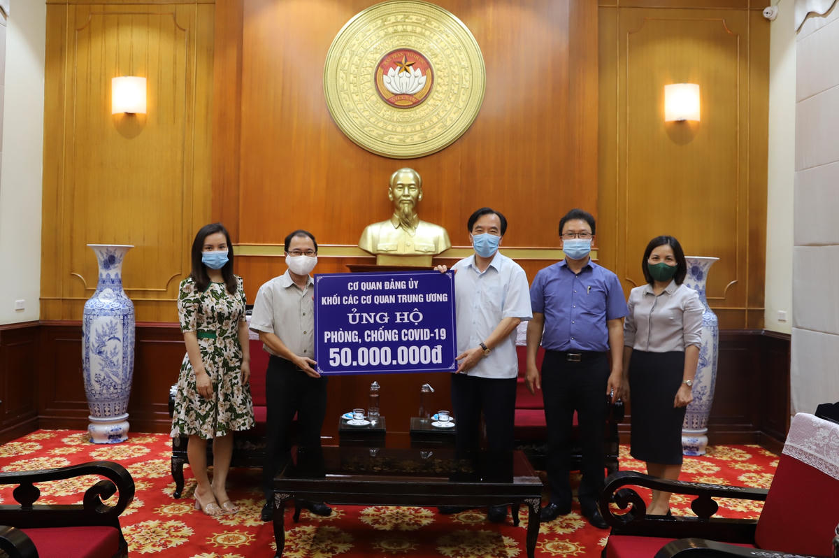 Phó Chủ tịch Ngô Sách Thực tiếp nhận ủng hộ từ Đảng ủy khối các cơ quan Trung ương.