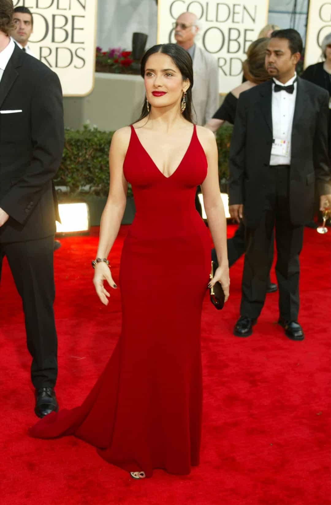 Salma Hayek diện một chiếc váy đỏ thướt tha tôn đường cong với màu son đỏ cổ điển và sơn móng tay màu tối tại lễ trao giải năm 2003.   