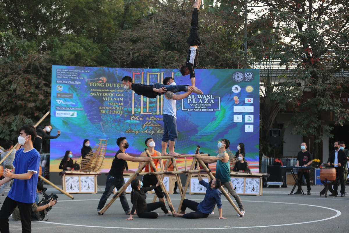 Bên cạnh đó, chương trình cũng giới thiệu những giai điệu đẹp, những điệu múa dân tộc đặc sắc cùng những trang phục thời trang ứng dụng được thiết kế từ thổ cẩm - sản phẩm dệt độc đáo của đồng bào các dân tộc Việt Nam. 