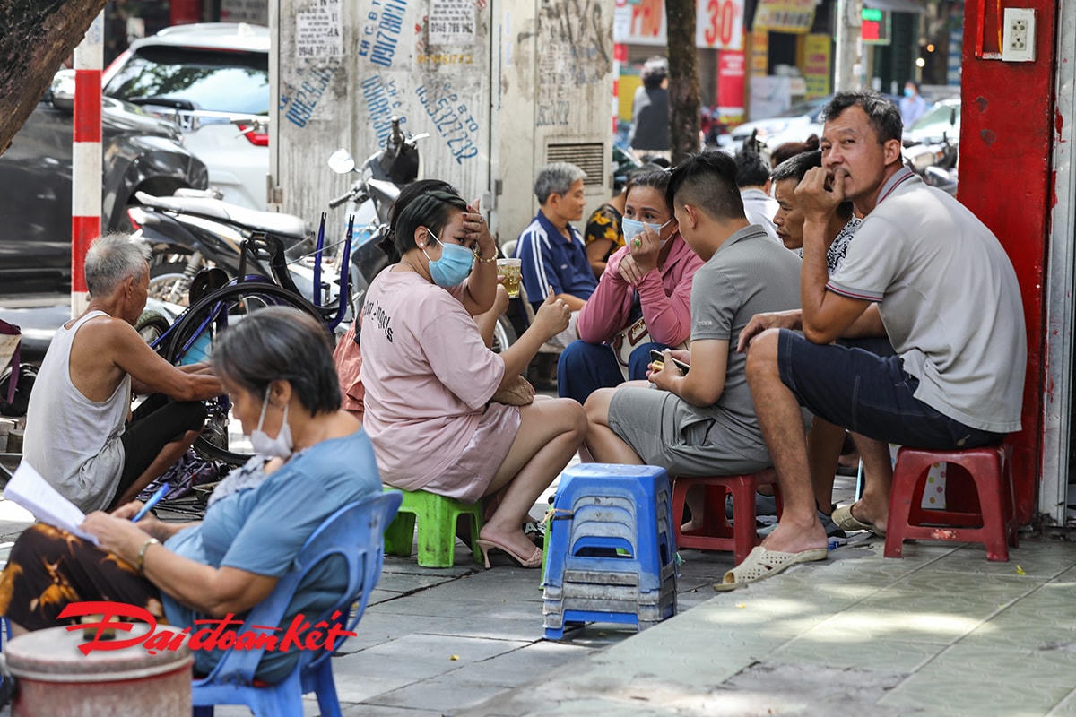 Người dân vẫn ngồi tụ tập quán trà đá vỉa hè mà không đeo khẩu trang.