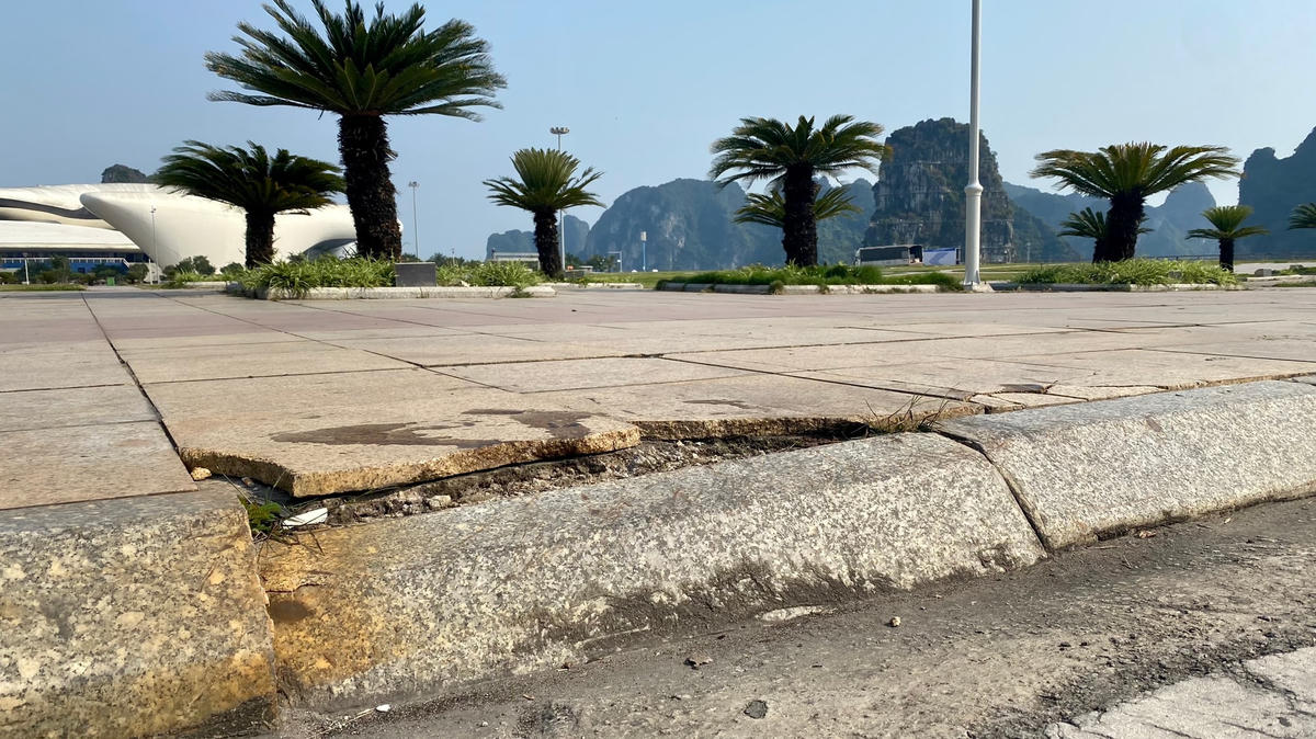 Người dân đều mong muốn chính quyền và các cơ quan chức năng sớm đầu tư đồng bộ và có biện pháp khắc phục triệt để tình trạng sụt lún, nứt hỏng của Quảng trường 30-10 để đảm bảo tính thẩm mỹ và chất lượng lâu dài cho công trình.