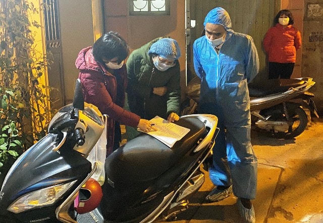 Lực lượng chức năng quận Cầu Giấy rà soát các trường hợp có liên quan. Ảnh: KTĐT.