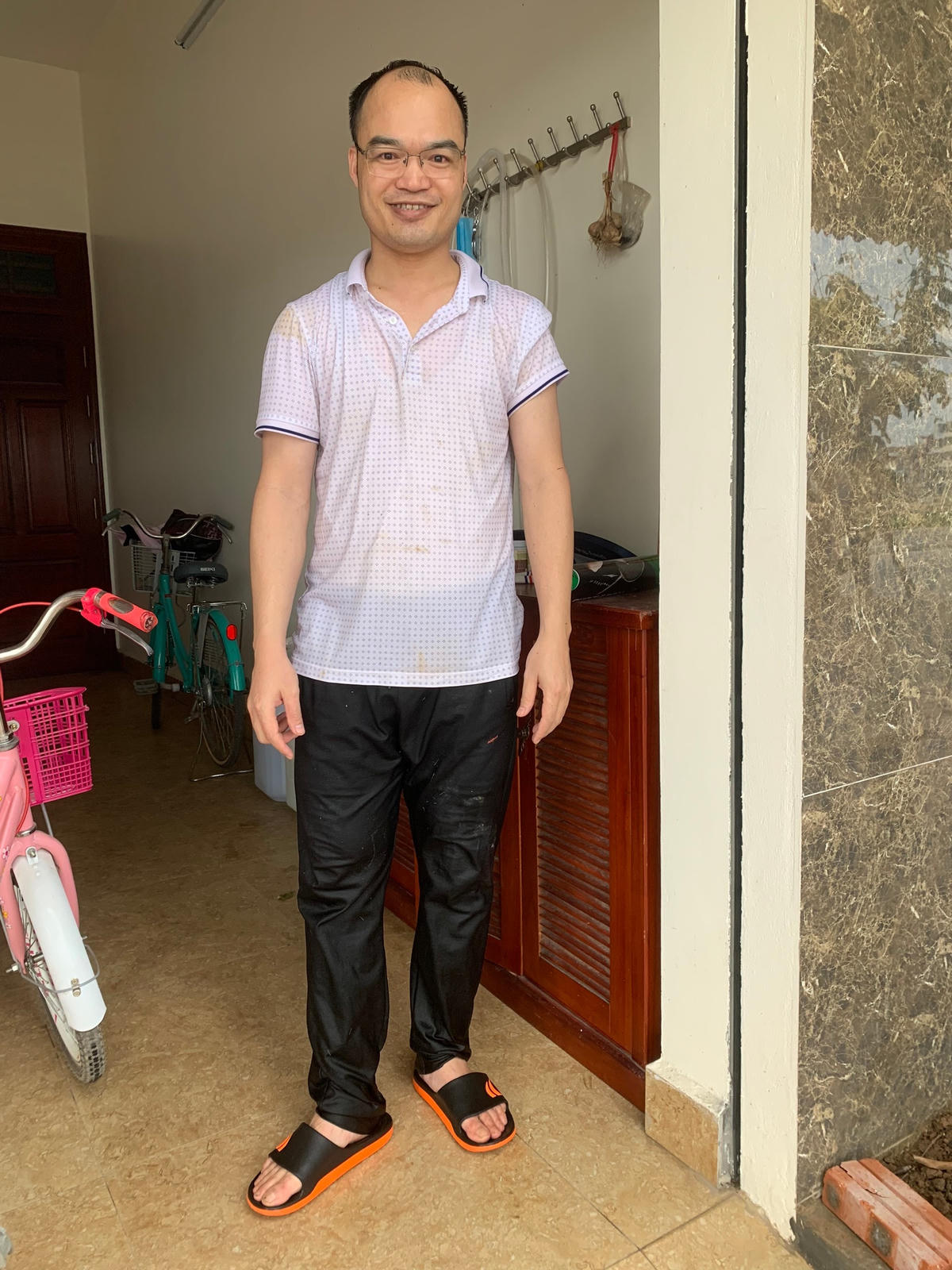 Hình ảnh Thiếu tá Bình được người dân ghi lại sau khi cứu 2 cháu bé đang bị đuối nước.