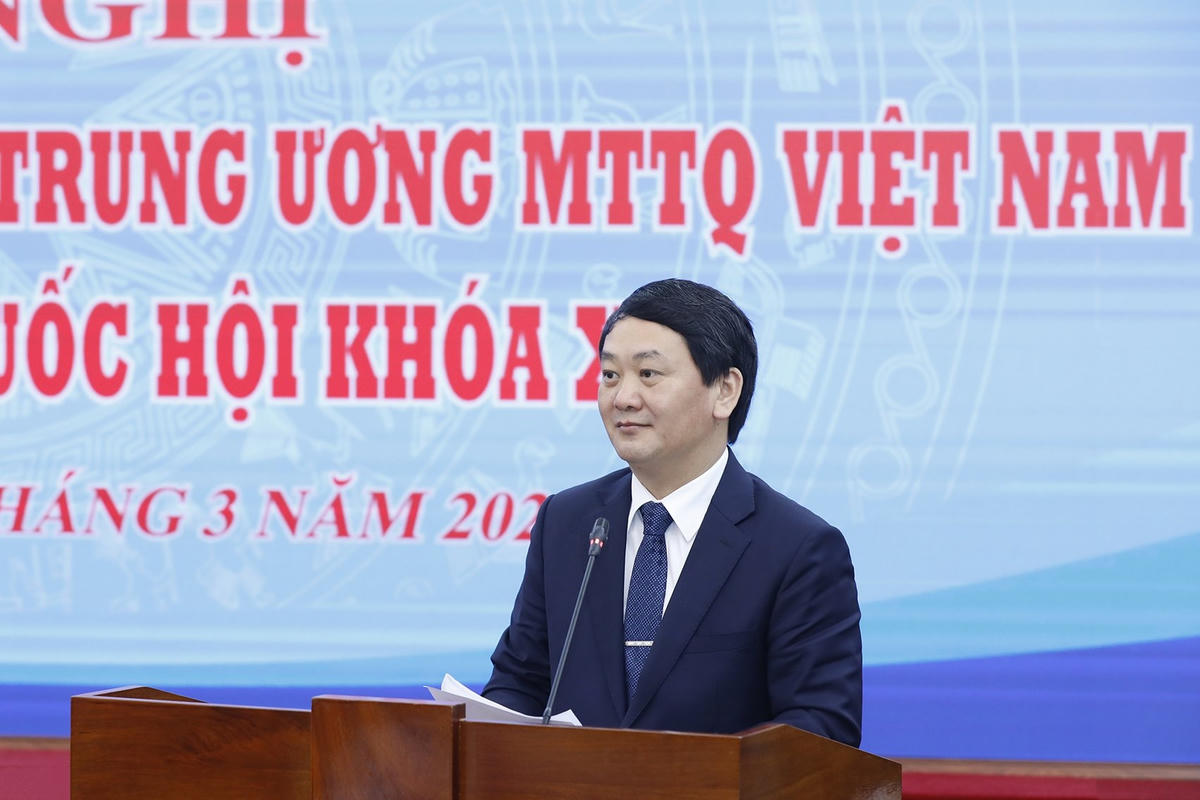 Phó Chủ tịch - Tổng Thư ký Hầu A Lềnh phát biểu tại Hội nghị.