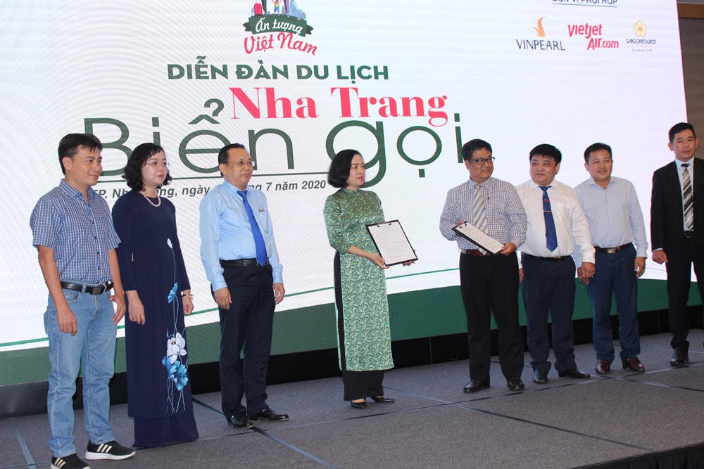 Lễ ký biên bản hợp tác du lịch.