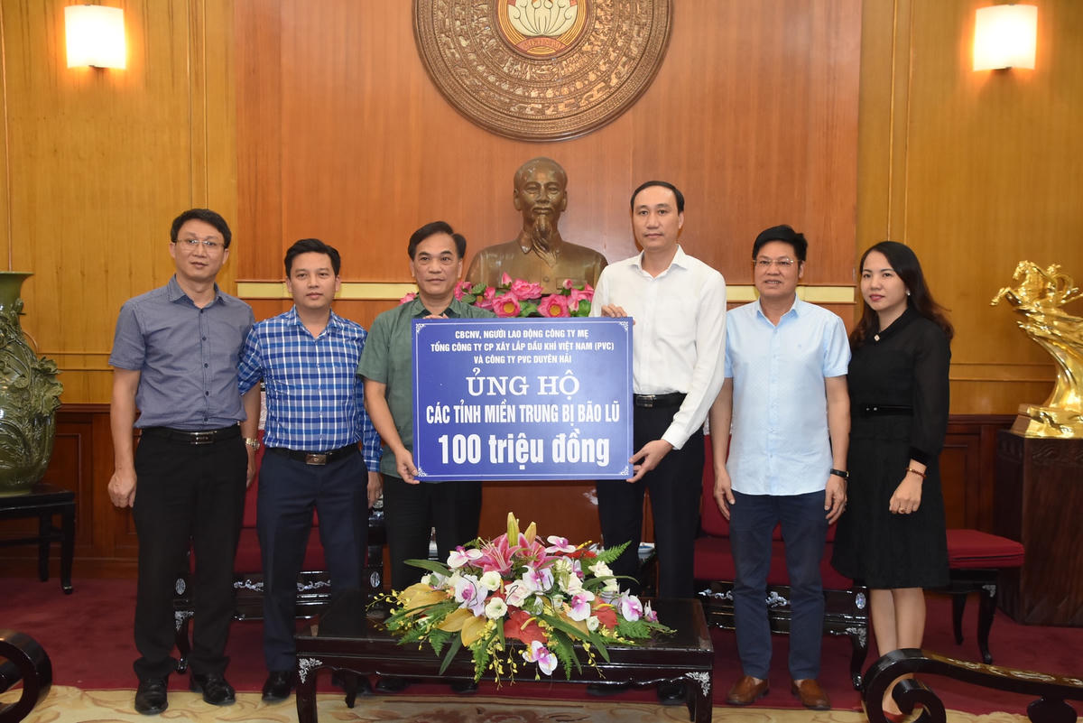Phó Chủ tịch Phùng Khánh Tài tiếp nhận ủng hộ từ Tổng Công ty Cổ phần xây lắp dầu khí Việt Nam (PVC) và Công ty PVC Duyên Hải.
