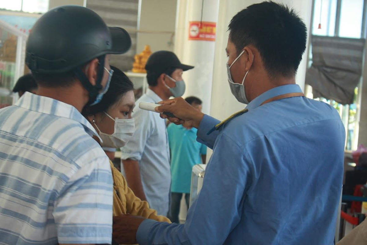 Các hành khách được kiểm tra thân nhiệt rời đảo Lý Sơn.